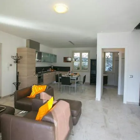 Apartmán Colonno Sleeps 6 Pool