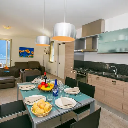 Colonno Sleeps 6 Pool Apartmán