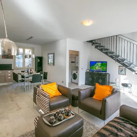 Colonno Sleeps 6 Pool Apartment *